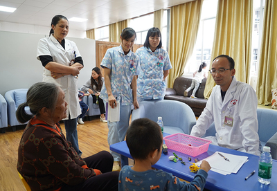 恭城縣婦幼保健院帶教查房。主辦方供圖